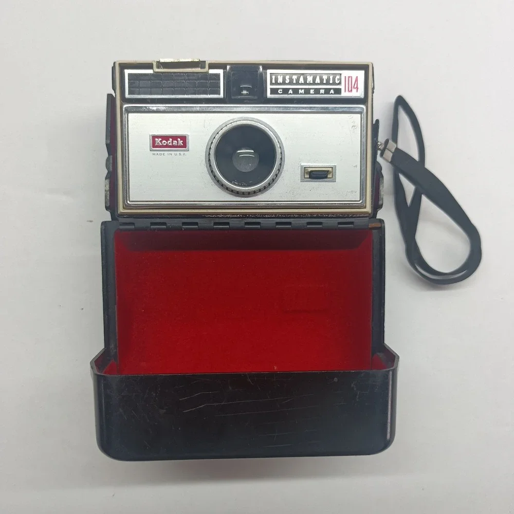 Vintage Kodak Instamatic 704 Camera -‎ Collectible w/ Hard Case UNTESTED